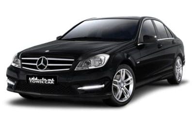 Sedan de luxo com alta tecnologia de suspensão e acabamento premium para transporte corporativo