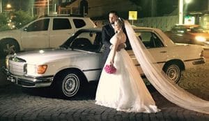 Mercedes 1975 para locação em Curitiba, ideal para casamentos, proporcionando um transporte elegante e atemporal.