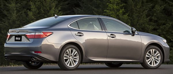 Exterior do Lexus ES 350, com linhas aerodinâmicas e recursos de isolamento acústico