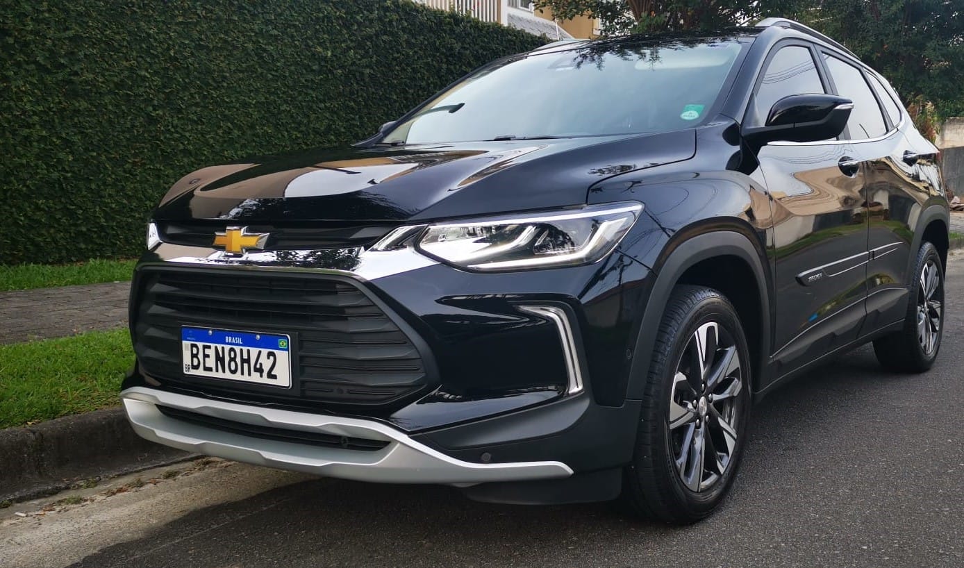 Exterior da Chevrolet Tracker, SUV com câmbio automático e controle de tração, perfeita para viagens de negócios