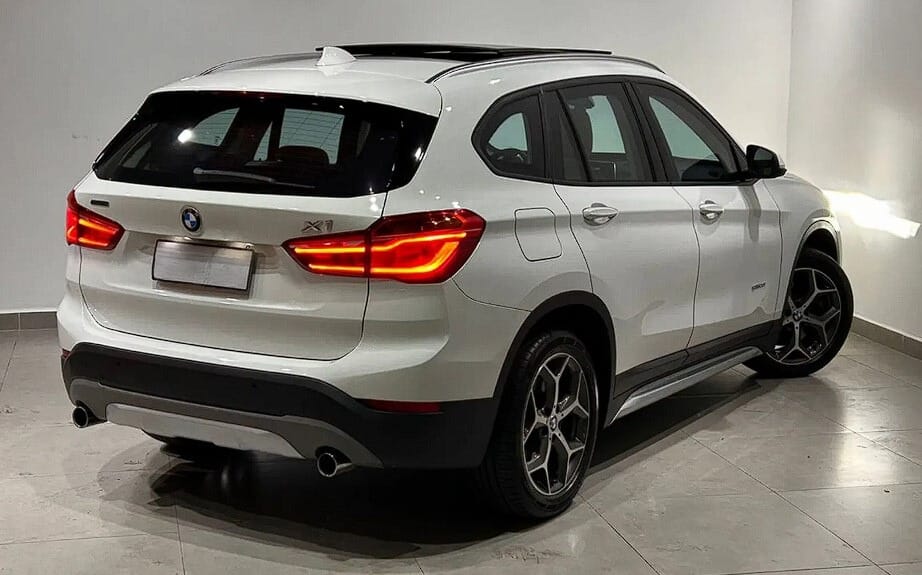 Interior sofisticado do BMW X1, com assentos ergonômicos e tecnologia avançada para uma experiência exclusiva em transfer