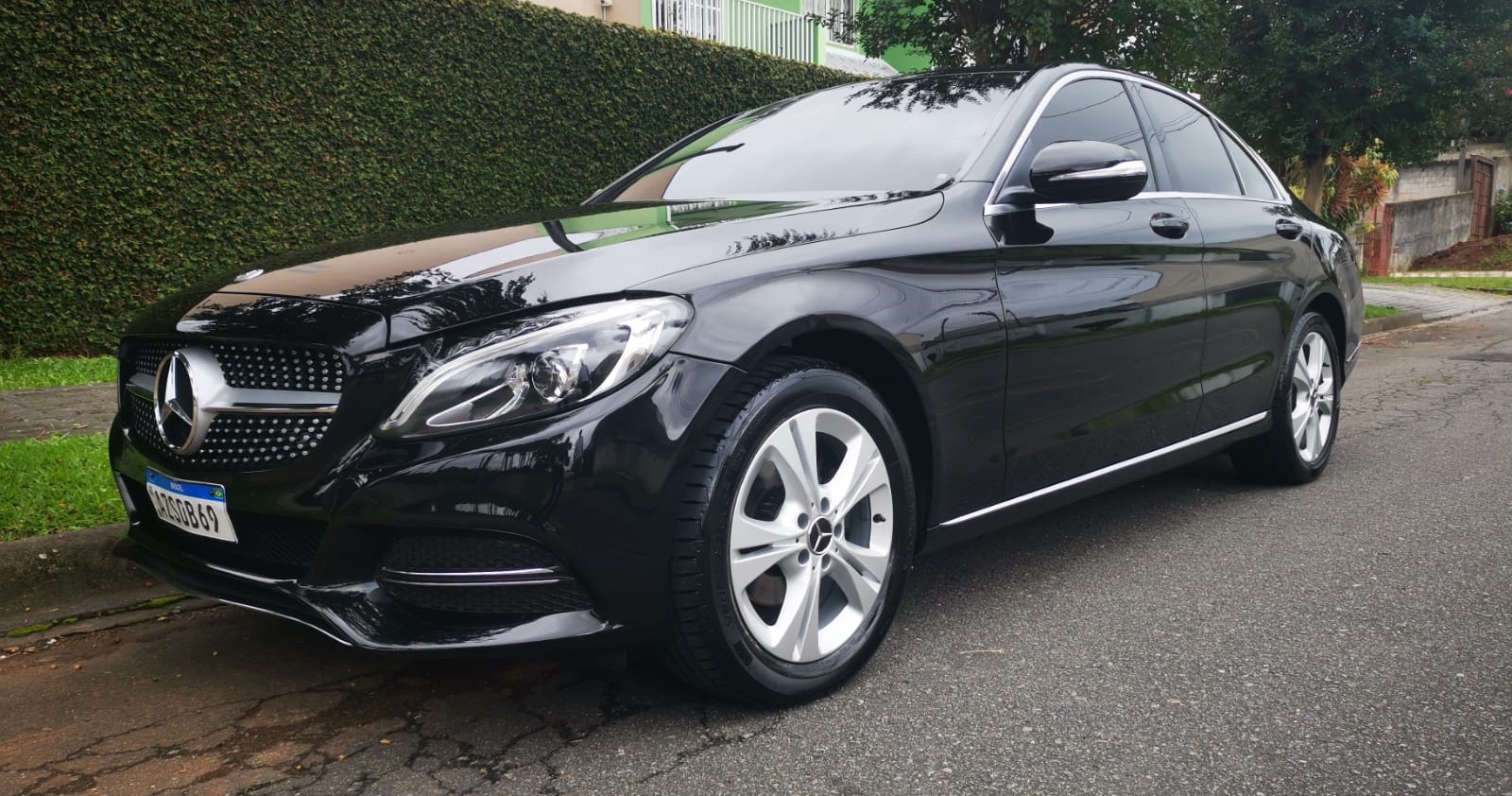 Limousine Mercedes-Benz C180 preta, modelo executivo de luxo disponível para locação em Curitiba.