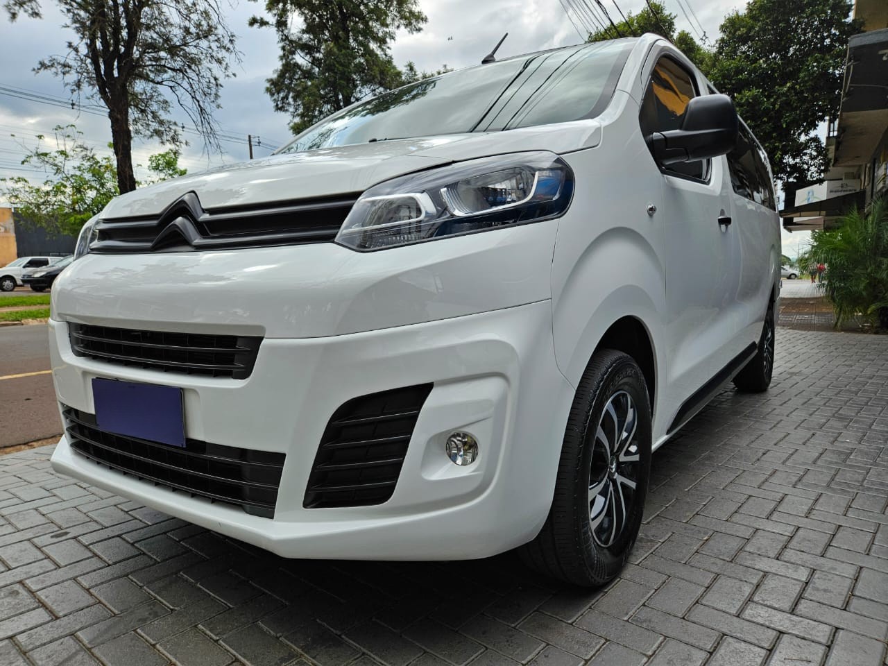 Citroën Jumpy Marticar estacionada, minivan executiva para locações em Curitiba.