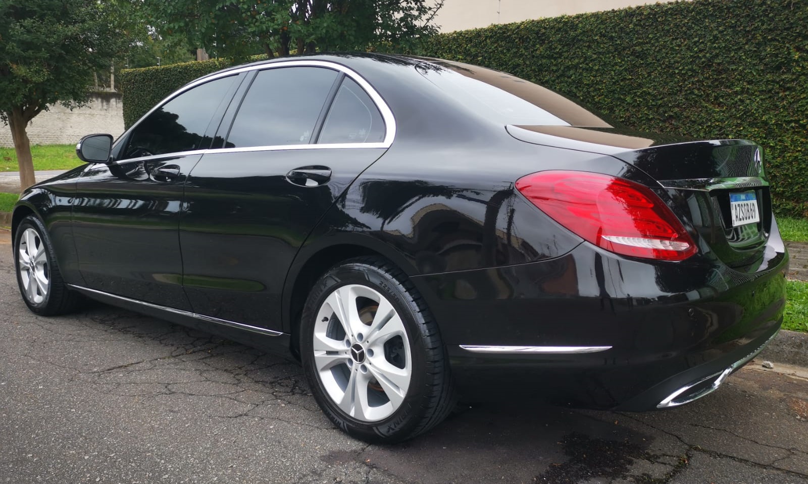 Mercedes-Benz C180 Sedan executivo preto, modelo de alto padrão disponível para locações em Curitiba.
