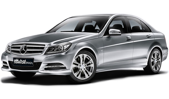 Mercedes C180 Sedan executiva preta, com acabamento de luxo e disponível para locação premium em Curitiba.