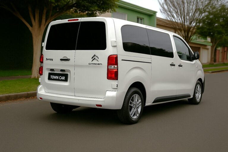 Minivan Jumpy 8 Lugares ideal para viagens corporativas e transporte de grupos em Curitiba