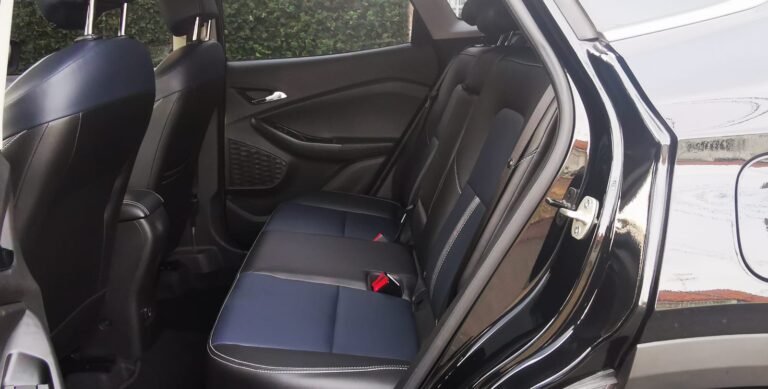Interior da Chevrolet Tracker com bancos em couro premium