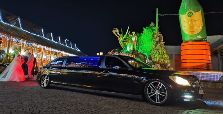 Limousine de luxo Mercedes C180 ideal para locação em eventos e casamentos em Curitiba